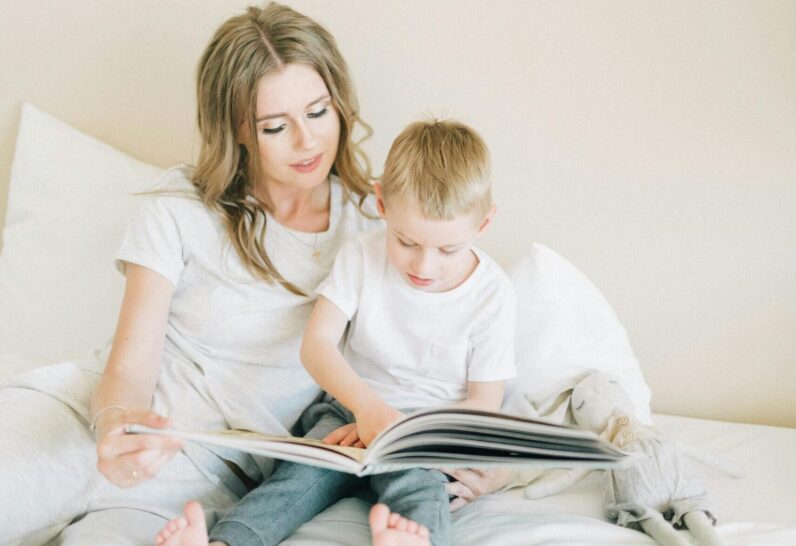 moeder leest voor